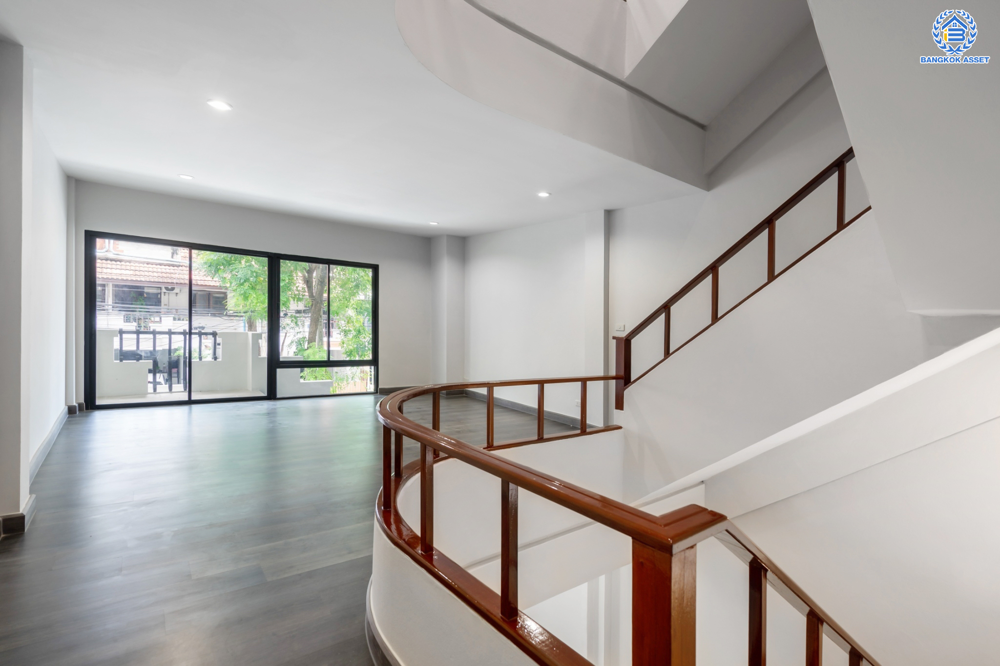 บ้านมือสองตกแต่งใหม่ ม.เน็พปาร์ควิลล่า เกษตร-นวมินทร์ ทาวน์โฮม 3 ชั้นหลังใหญ่ เนื้อที่ 30 ตร.ว. ฟังก์ชัน 3 ห้องนอน 4 ห้องน้ำ (ห้องนอนทุกห้องมีห้องน้ำในตัว) 1 ที่จอดรถ Living Roomก กว้างขวาง บนทำเลใจกลางเมือง! เชื่อมต่อทั้ง ถ.ประเสริฐมนูญกิจ, ถ.ลาดพร้าว, ถ.รามอินทรา ใกล้ The Walk เกษตรนวมินทร์, ทางด่วนรามอินทรา และรถไฟฟ้าสายสีน้ำตาล "สถานีโรงเรียนสตรีวิทยา2"...